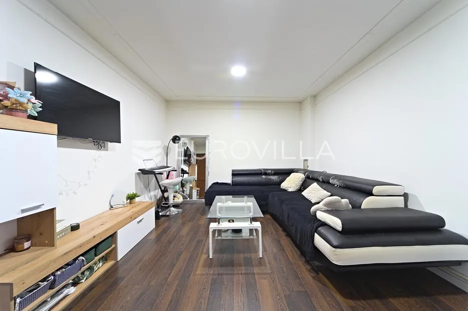 Osijek, Novi grad, na prodaju dva adaptirana i namještena stana u kući 41 m²