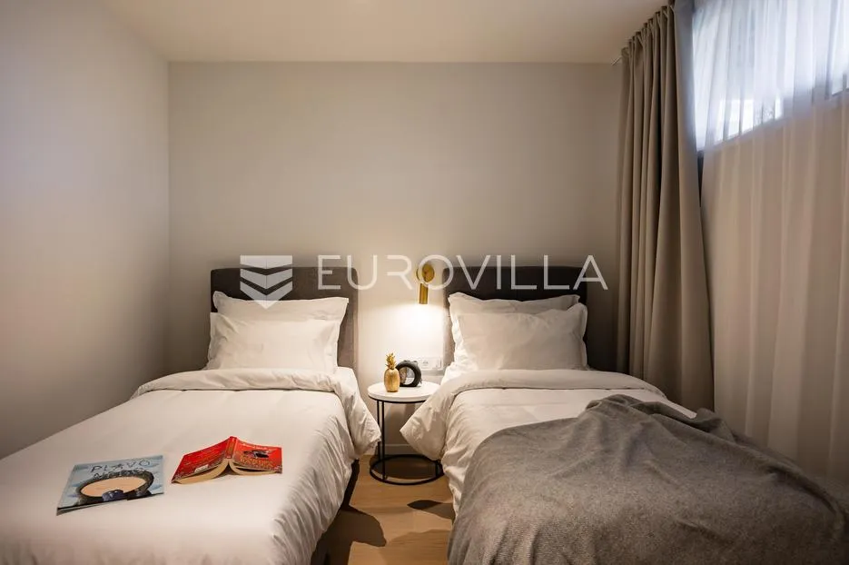 istra, petram resort, luksuzna vila za najam, prvi red do mora 150 m od mora - slika 14
