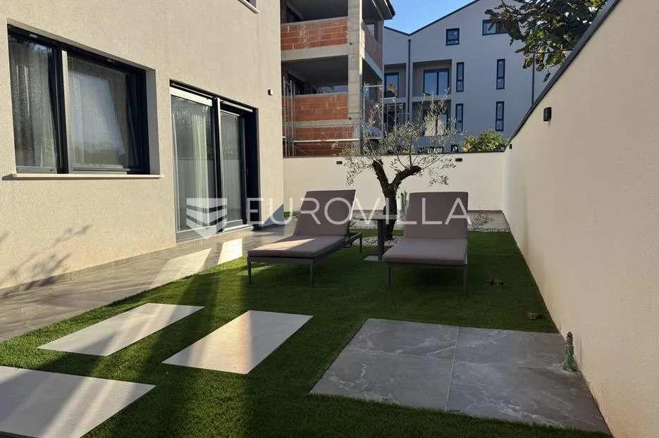istra, rovinj, luksuzan namješten trosoban stan 130m2 u prizemlju s vrtom i bazenom - slika 15