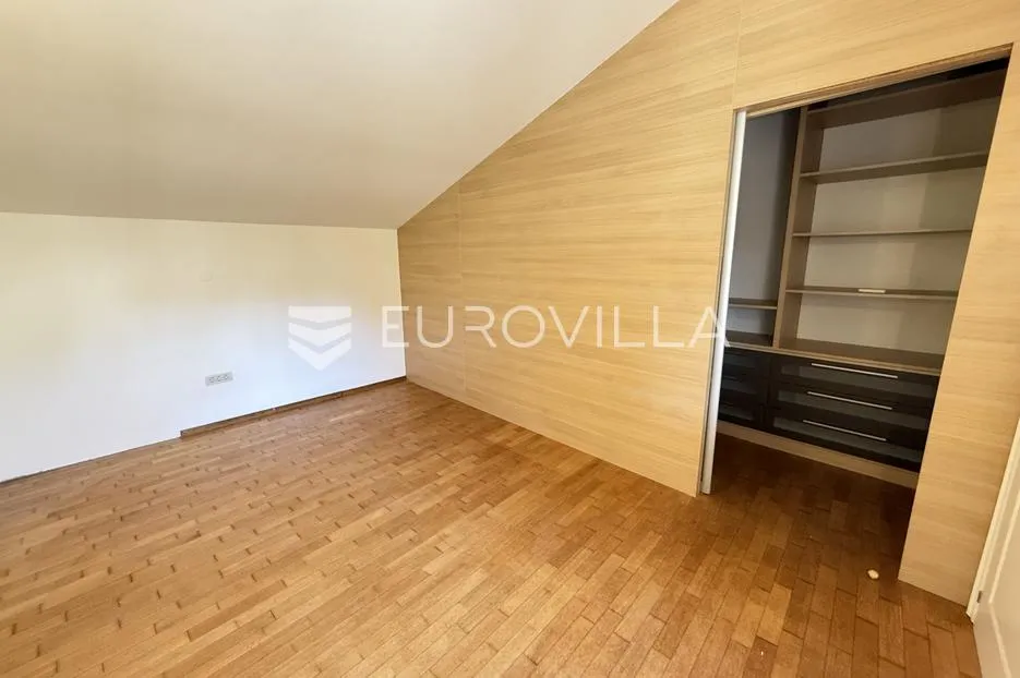 pula, centar, stambeno, poslovni kompleks s dva kvalitetna stana i caffe barom, 272.02 m² - slika 7