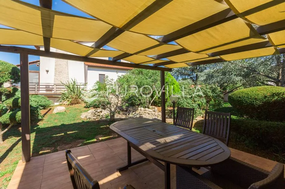 pula, veli vrh, vila s 4 odvojena apartmana, bazenom i velikom okućnicom - slika 8