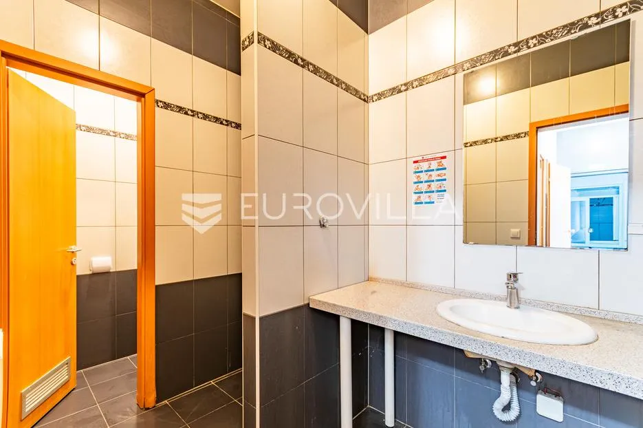 prelog, poslovni kompleks površine 3725 m² - slika 13