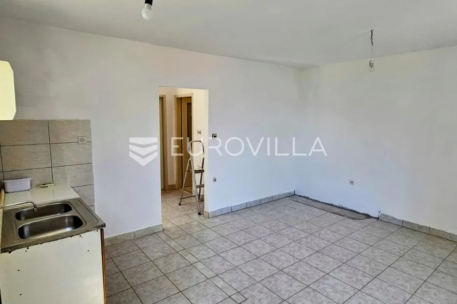 trogir, kuća s tri apartmana s pogledom na more na 50 m od mora - slika 14