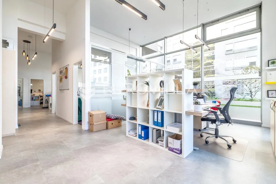 Špansko odličan ulični poslovni prostor lokal 131 m² i 2 garažna mjesta - Zagreb