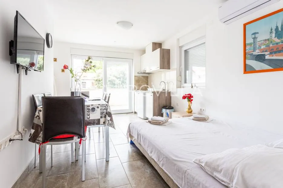 novalja, novouređena kuća s tri apartmana u centru grada - slika 12