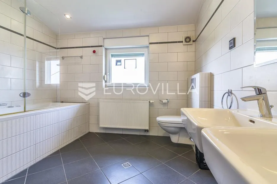 zagreb, šestine, prekrasna kuća s velikim vrtom i bazenom 300 m2 - slika 16