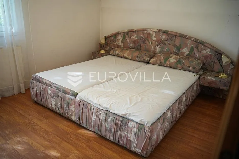 tovarnik, izuzetna prilika, prostrana kuća s tri stana i okućnicom od 1.949 m² - slika 8