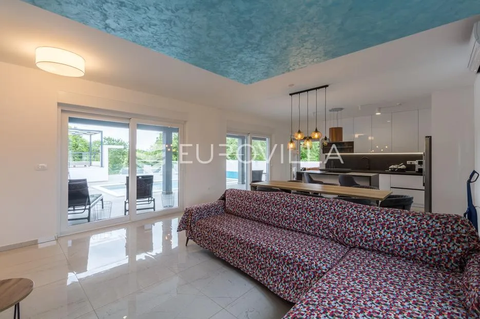 istra, svetvinčenat, moderna samostojeća kuća 155 m² s grijanim bazenom 32 m² - slika 10