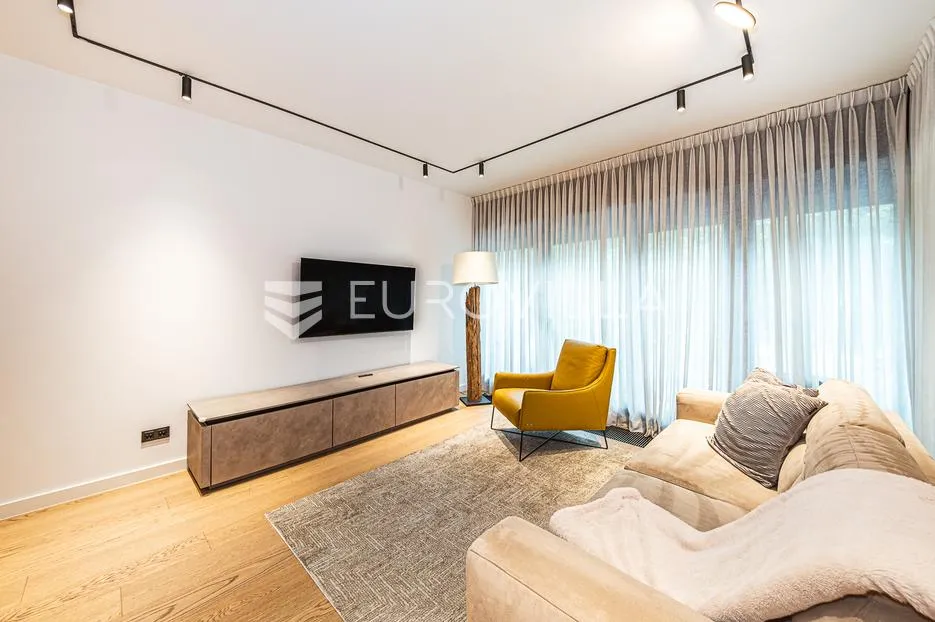 zagreb, donji grad, centar, luksuzan peterosoban stan s loggiom, terasom i vrtom 150 m² - slika 3