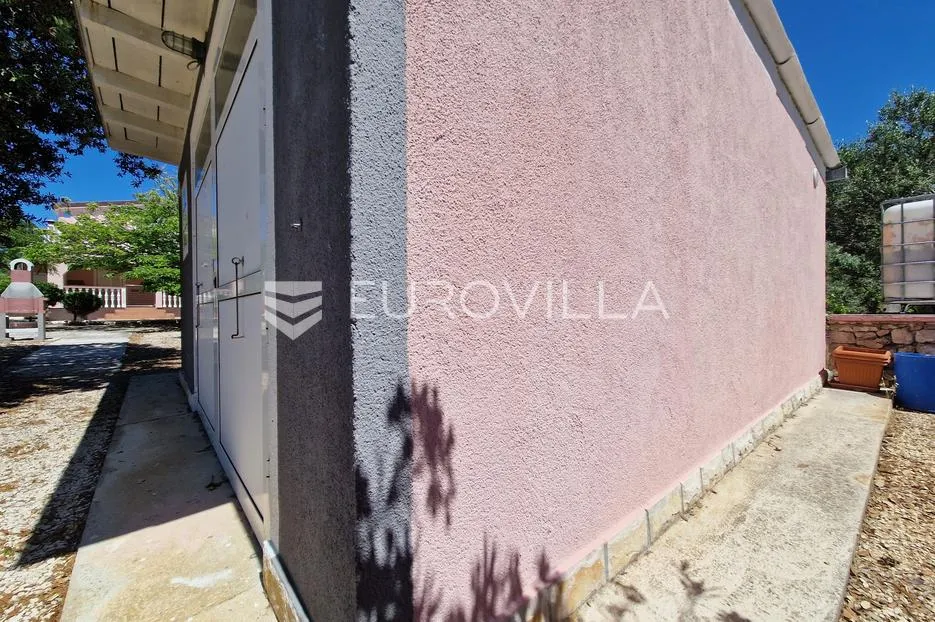 vir, samostojeća kuća s dva apartmana, pogledom na more i velikom okućnicom - slika 15