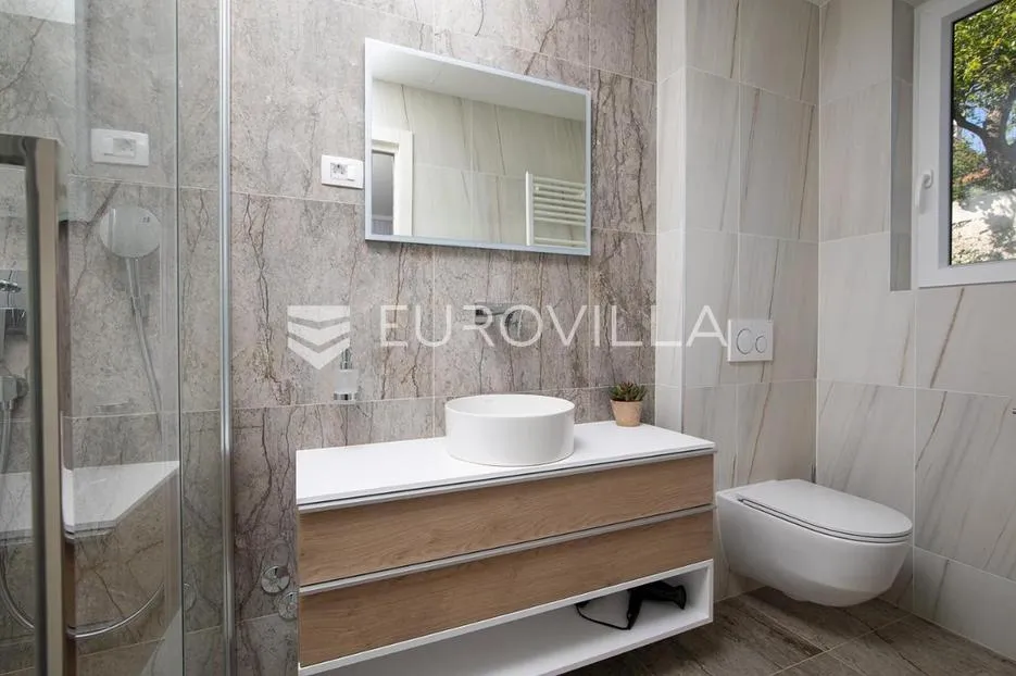 medulin, prekrasna villa od 350 m2, svega 6 m od mora s očaravajućim pogledom - slika 26
