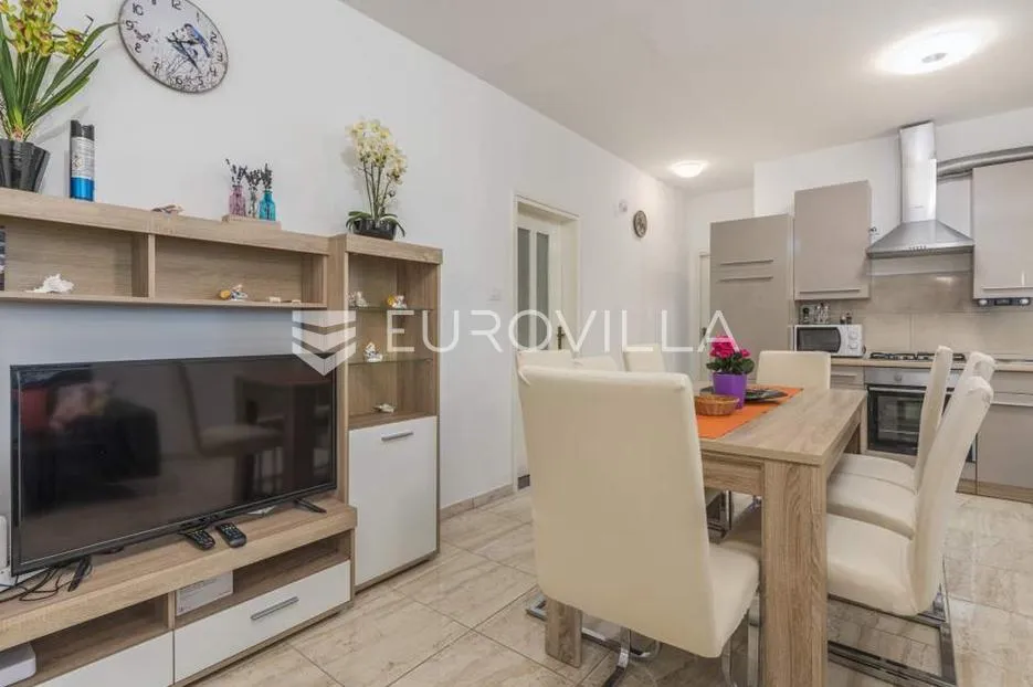 Istra, Tinjan, samostojeća kuća s bazenom i okućnicom 350m2