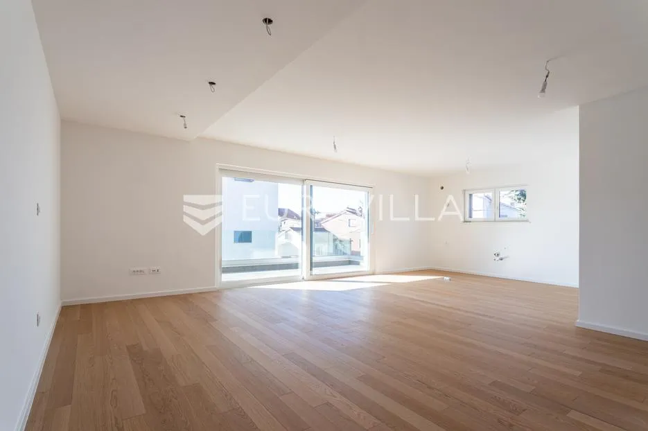 Vodice, NOVOGRADNJA, prostran stan u centru mjesta, 131,62 m²
