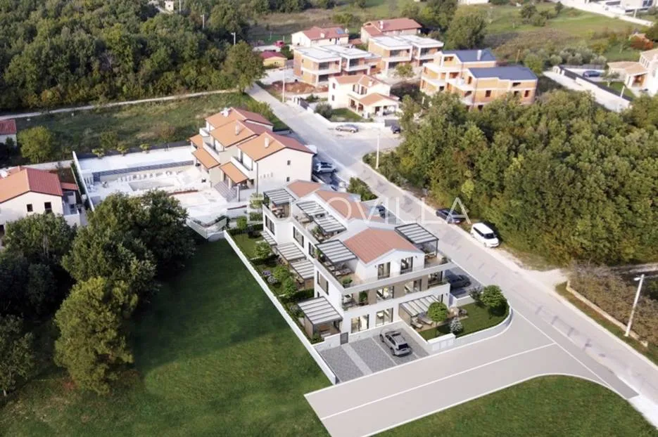 poreč, prekrasan trosobni stan u kući u nizu od 125 m2 s velikim vrtom - slika 9