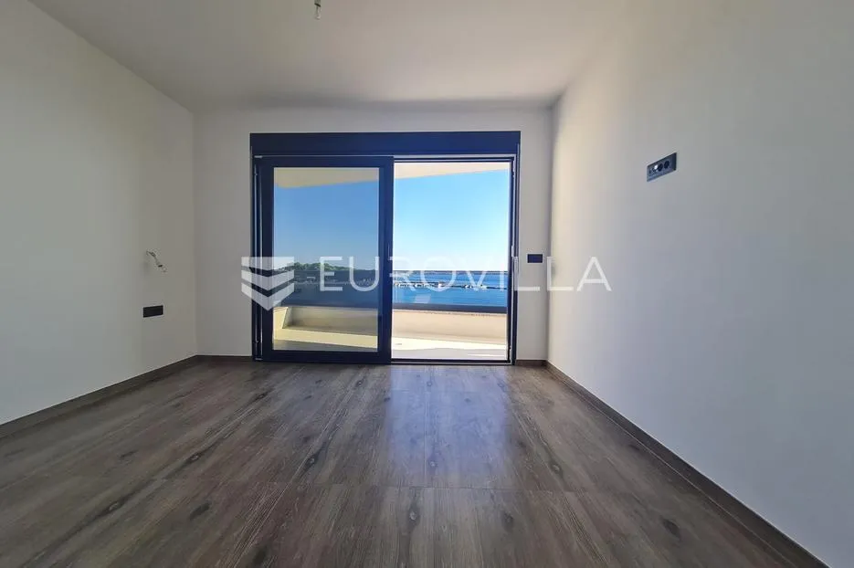 vir, luksuzan apartman s 3 spavaće sobe, prvi red do mora, centar otoka - slika 11