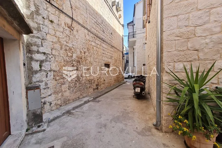 trogir, kamena kuća s vrtom i parkingom, blizu mora - slika 21