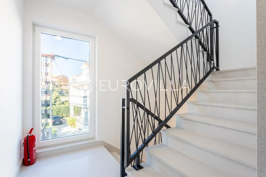 vodice, novogradnja, prostran stan u centru mjesta, 117,53 m² - slika 16