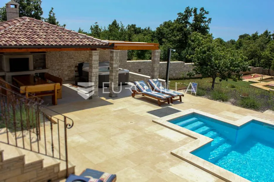 istra, svetvinčenat, 294 m² villa, bazen, jacuzzi te multifunkcionalno igralište na 2000 m² okućnice - slika 30