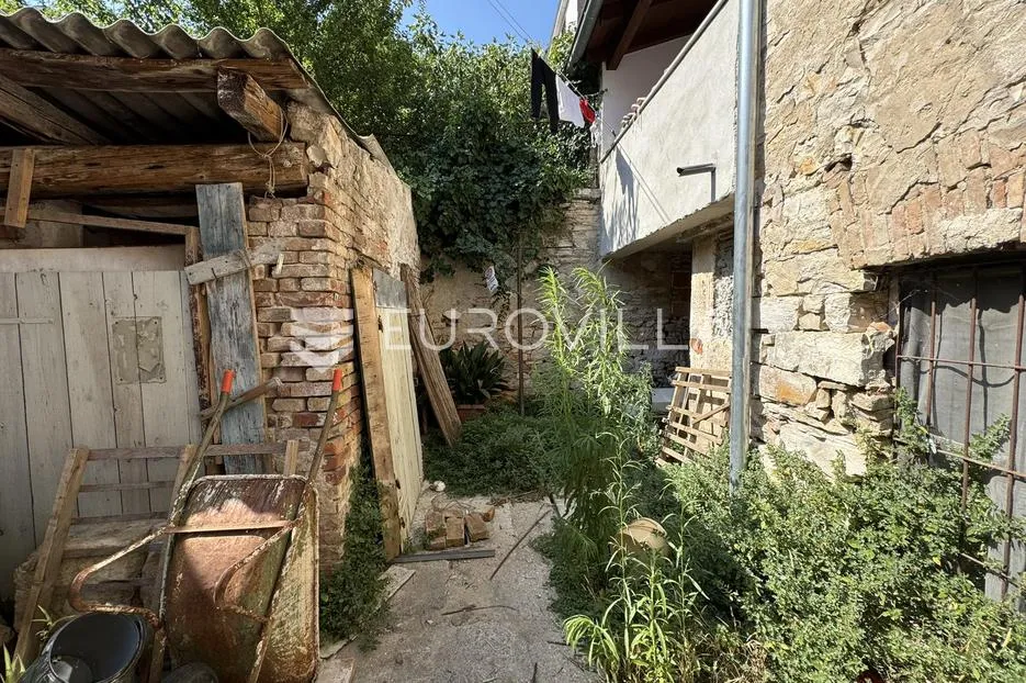 pula, centar, prostran stan s dodatnim objektom za renovaciju - slika 11