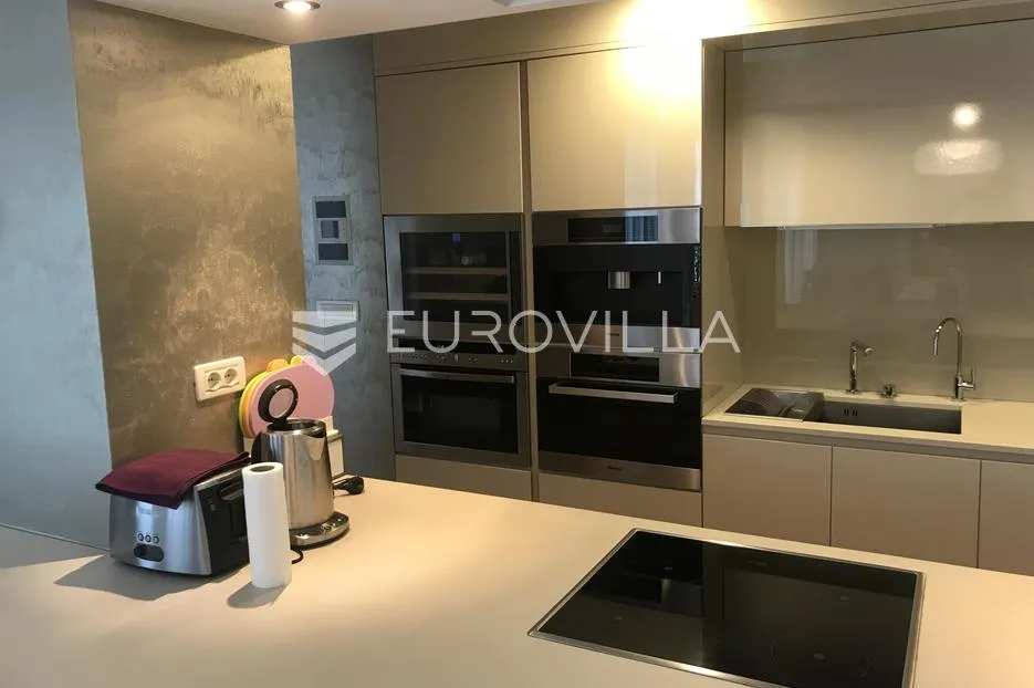 istra, rovinj, luksuzni penthouse nkp 186m2 na super lokaciji s dva garažna mjesta - slika 2