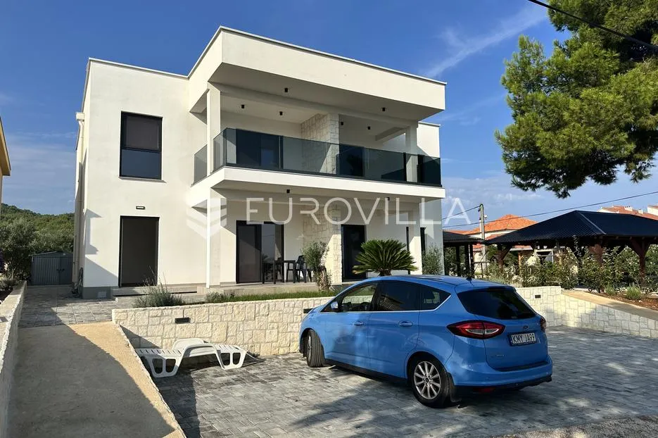 Pašman, Neviđane, moderna kuća u novogradnji s tri odvojena stana prvi red uz more - Neviđane, Pašman