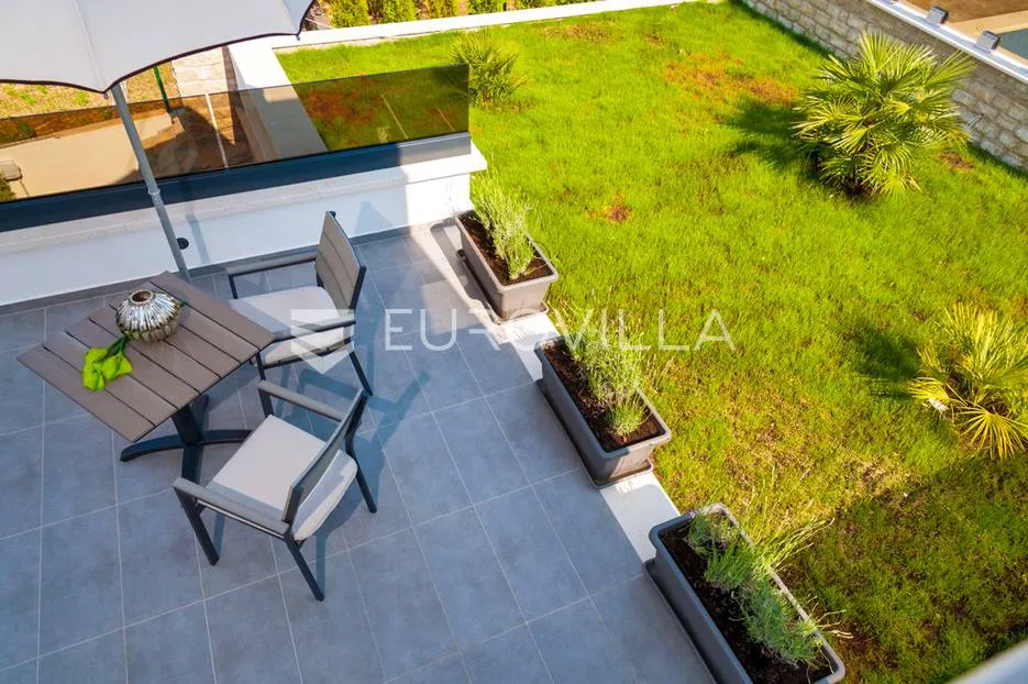 trogir, prekrasna luksuzna vila nadomak mora - slika 25