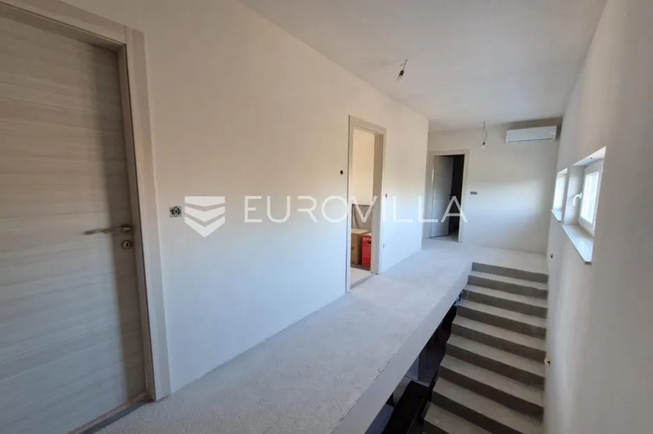 vir, kuća s 4 spavaće sobe u centru otoka bazen i garaža - slika 10