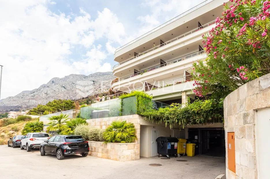 omiš, mimice, moderan stan u zgradi s bazenom i garažnim mjestom - slika 19