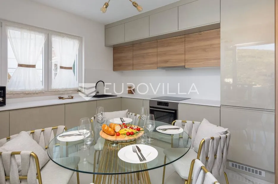 trogir, marina, namješten dvosoban stan studio apartman, prvi red do mora - slika 5