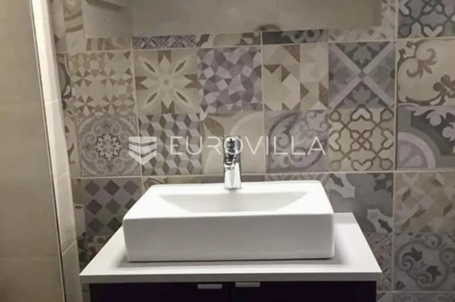 rijeka, centar, adaptiran četverosoban stan površine 114.08 m², balkon - slika 7