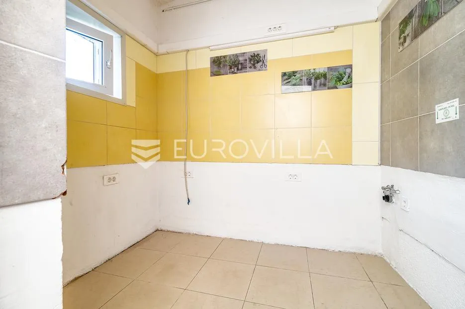 samobor, ulični dvoetažni poslovni prostor, lokal 70 m² i terasa - slika 4