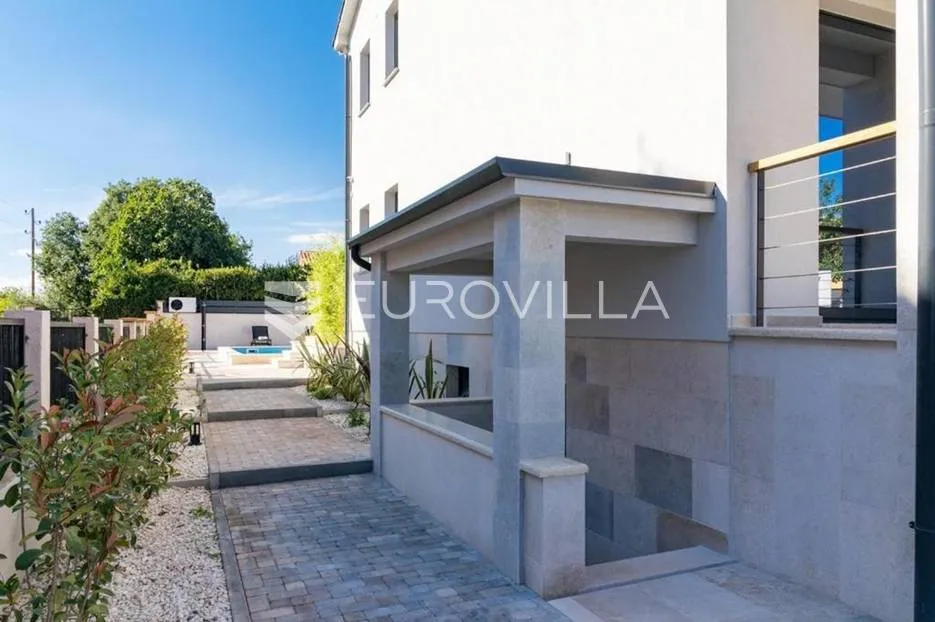 istra, ližnjan, vila 294 m2 s grijanim bazenom i uređenom okućnicom - slika 40