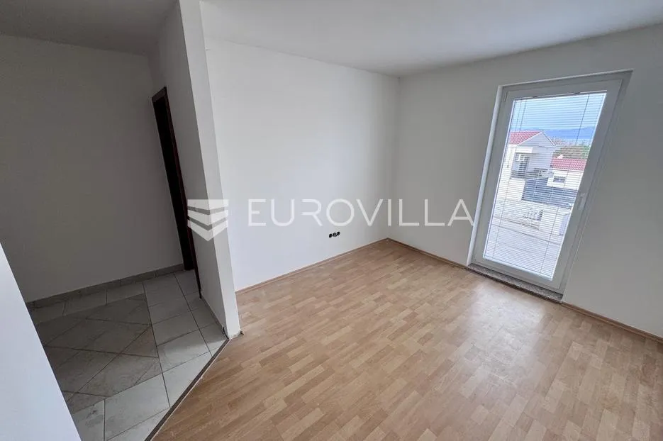 otok krk, njivice, četverosoban stan 79 m², terasa s pogledom na more - slika 11