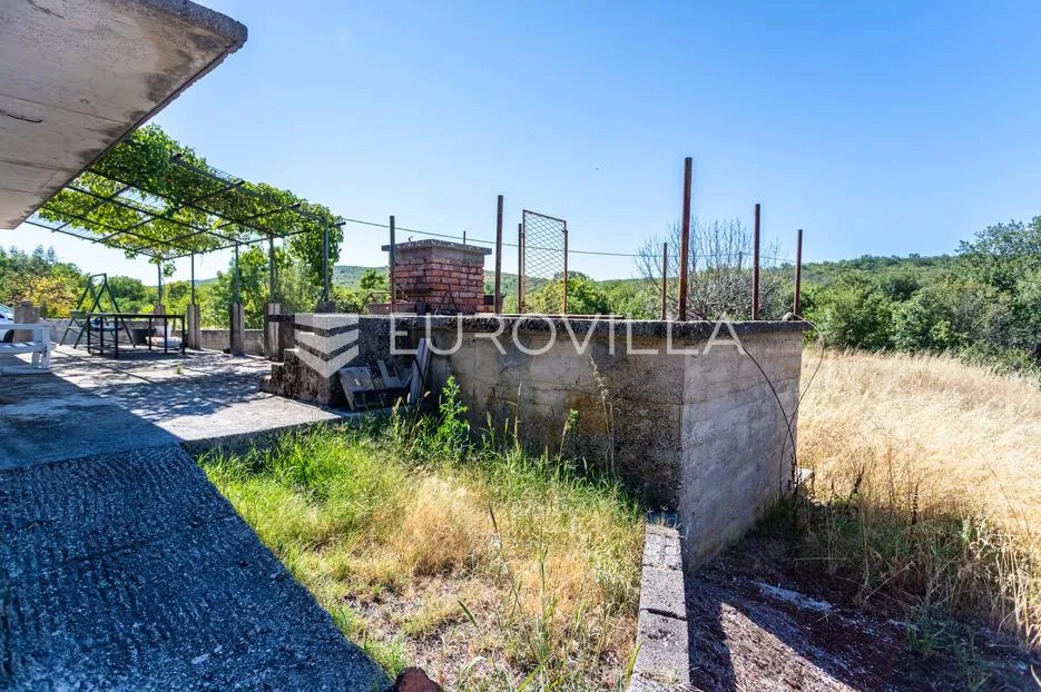 klis, korušce, kuća s okućnicom - slika 17