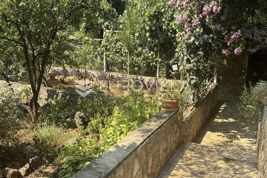 hvar, jelsa, stambeno poslovni kompleks idealan za investiciju - slika 13
