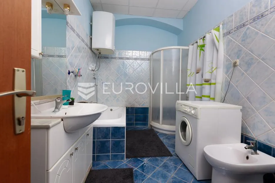 rijeka, zamet, dva uređena stana površine 95 m² s vrtom - slika 11