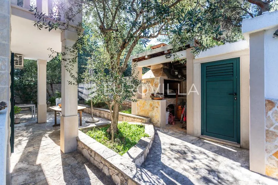 brač, supetar, kuća ukupne površine 372 m² na zemljištu površine 411 m² - slika 36