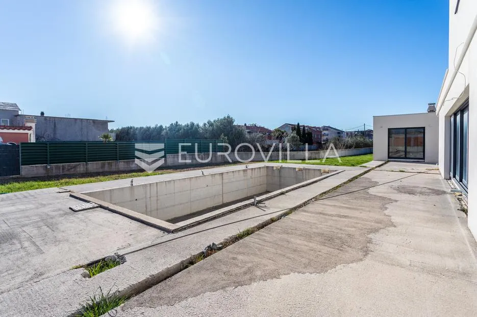 kaštel lukšić, obiteljska vila s bazenom u visokoj roh bau fazi - slika 26