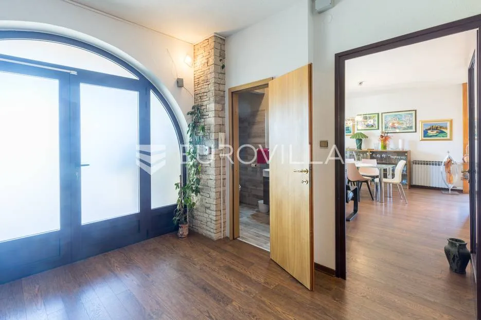 pula, veli vrh, vila s 4 odvojena apartmana, bazenom i velikom okućnicom - slika 55