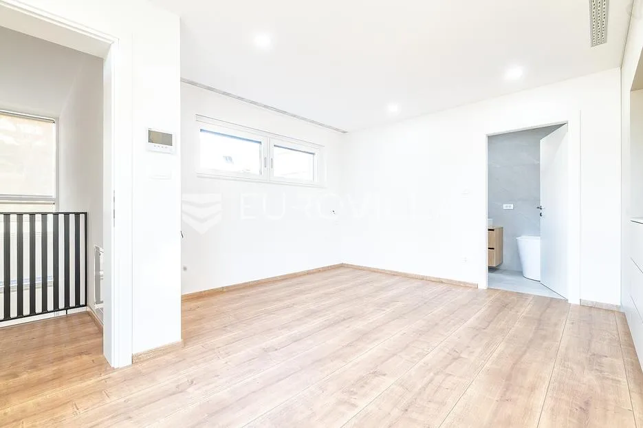zagreb, mlinovi, luksuzan četverosoban stan 152 m² u duplex kući s garažom - slika 11