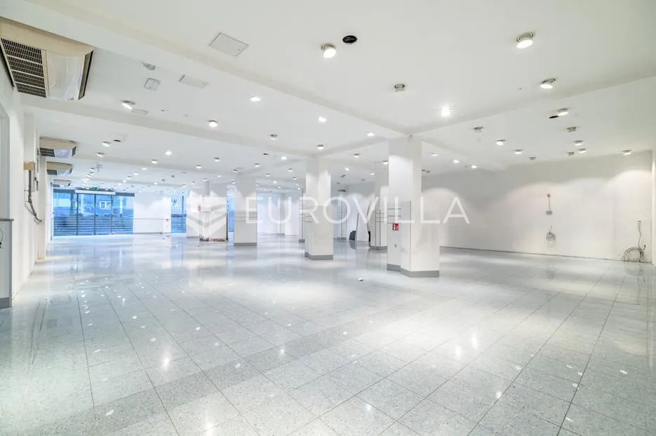 Sesvete, ulični poslovni prostor 351 m2 u prizemlju stambeno-poslovne zgrade - Sesvete, Zagreb