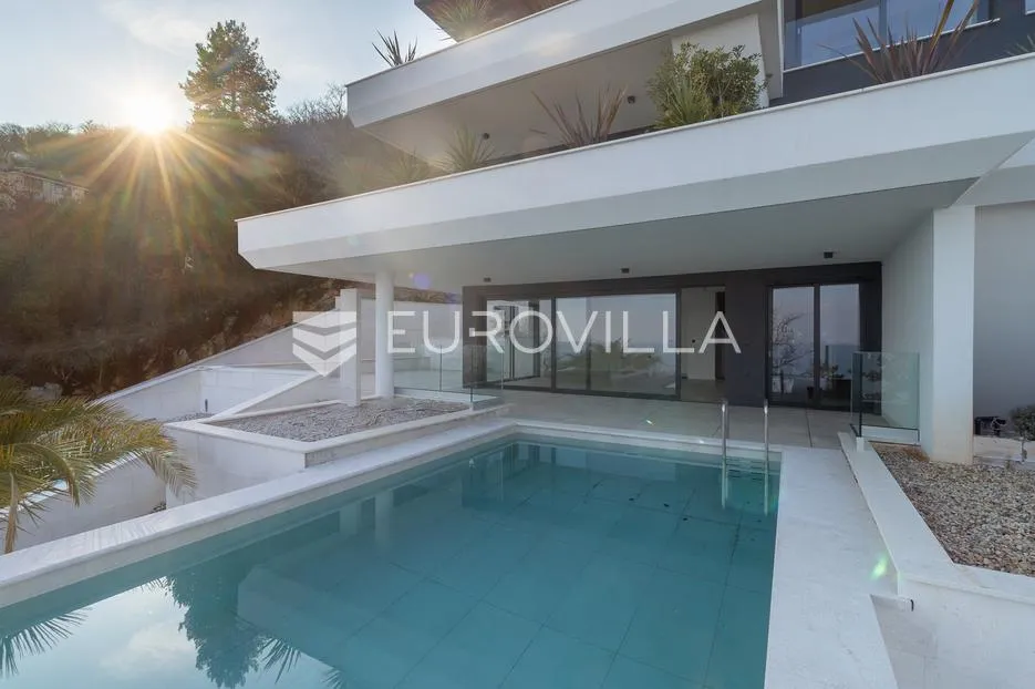 Opatija, dvoetažni, četverosobni stan s pogledom na cijeli Kvarner, 212,71 m²
