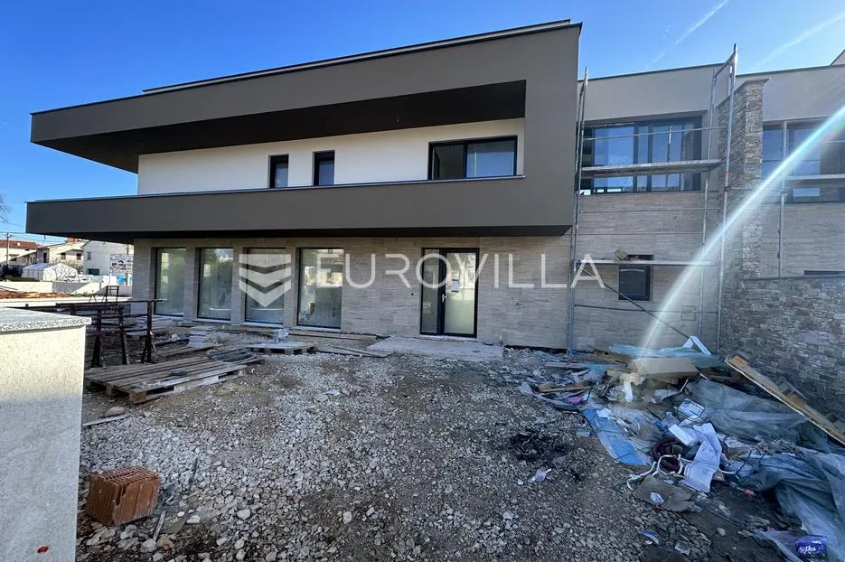 Istra, Marčana moderna dvojna kuća neto korisne površine od 240 m² sa velikim bazenom