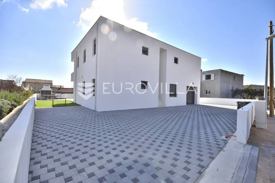 vodice, prekrasna vila s apartmanima - slika 4
