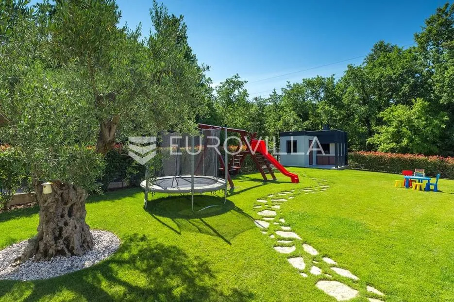 višnjan, prekrasno raspoređena vila okružena zelenilom, nkp 242 m2, na velikoj uređenoj okućnici - slika 33