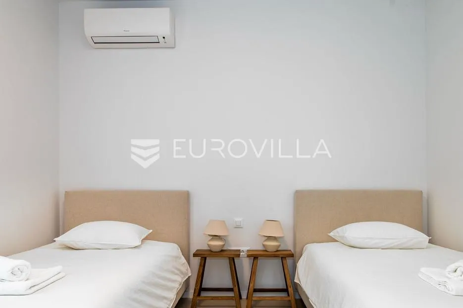 šibenik, brodarica, prekrasna vila s bazenom, prvi red do mora - slika 19
