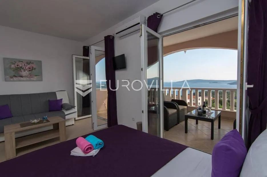 okolica trogira, kuća s građevinskom parcelom i panoramskim pogledom - slika 13