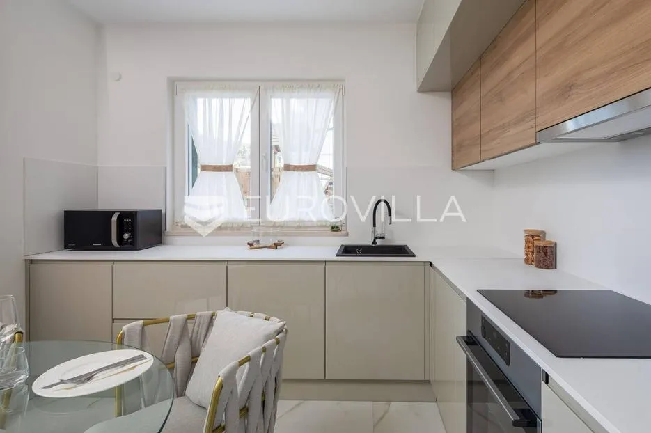 trogir, marina, namješten dvosoban stan studio apartman, prvi red do mora - slika 5
