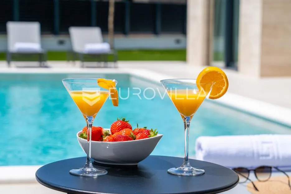 zadar, privlaka, ekskluzivna moderna vila s bazenom i wellness zonom - slika 17