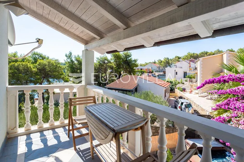 brač, milna, samostojeća kuća s četiri apartmana - slika 1